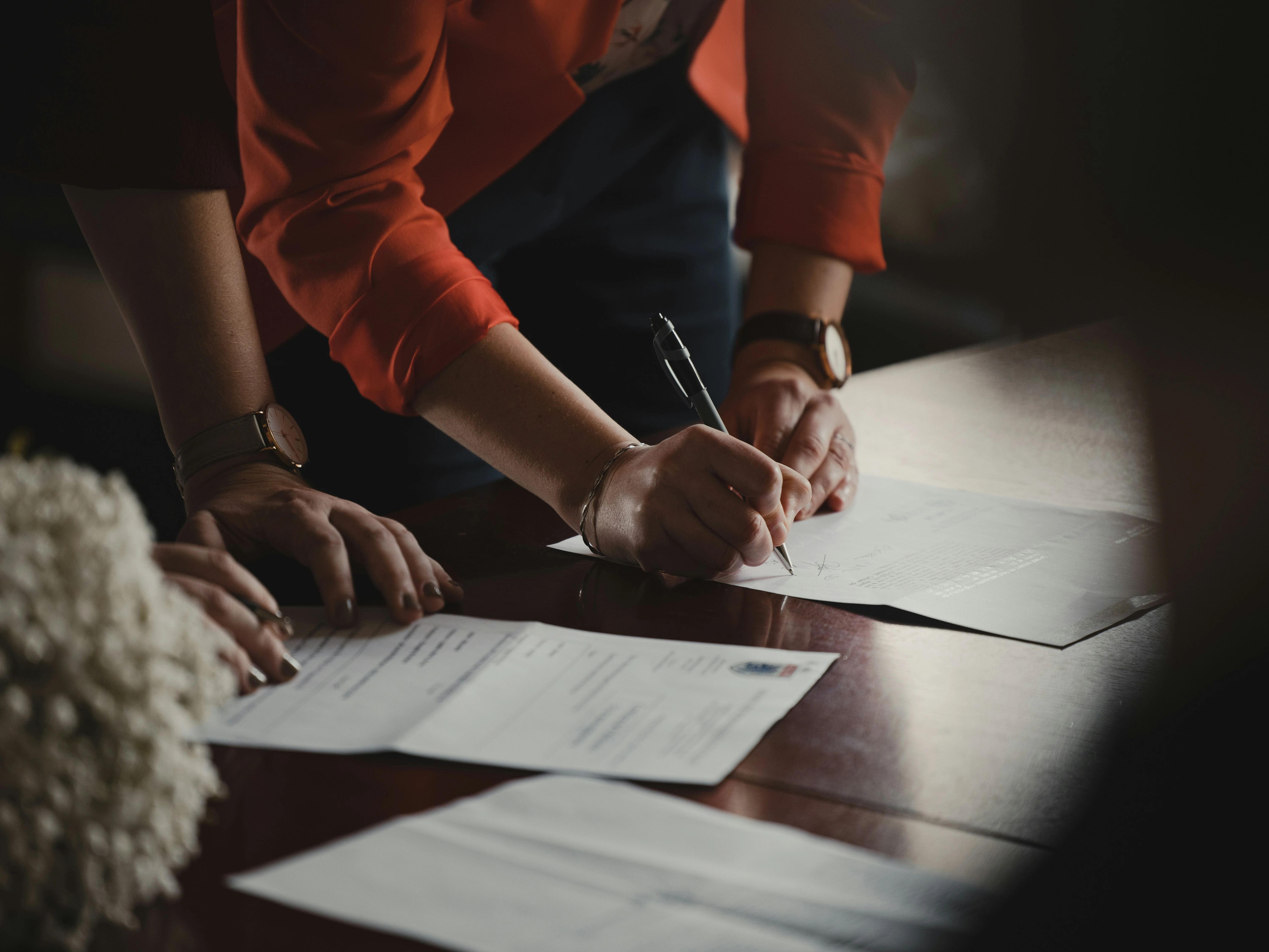 Testamento público sobre mesa de cartório com carimbo notarial, representando inventário extrajudicial com testamento