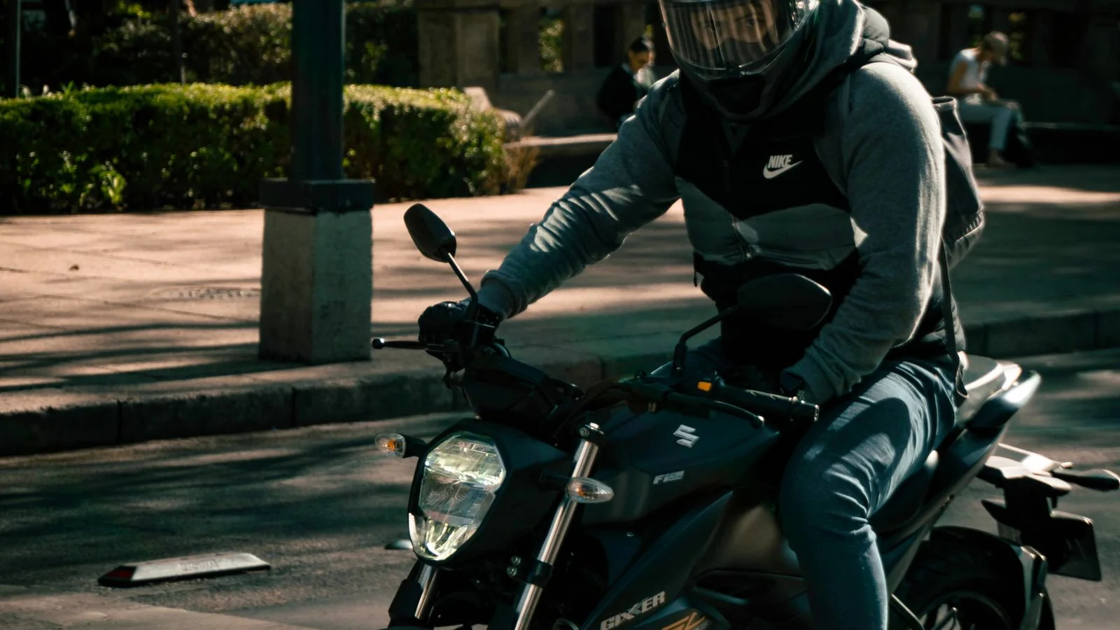 Motocicleta em rua urbana, representando a busca e apreensão de moto financiada