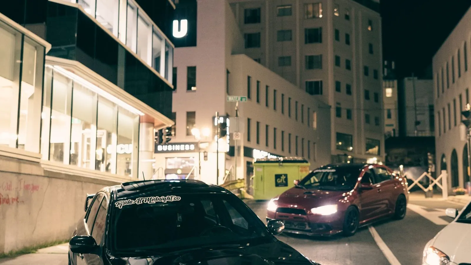 Carro em rua urbana iluminada à noite, representando a dúvida de circular com veículo em busca e apreensão